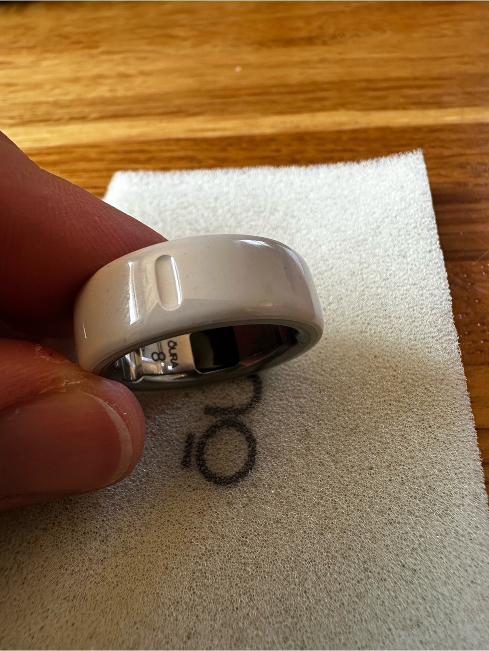 Oura Ring 4 Ceramic with Charger with Cable and Polishing cloth - Cloud size 8 - Picture 3 of 5